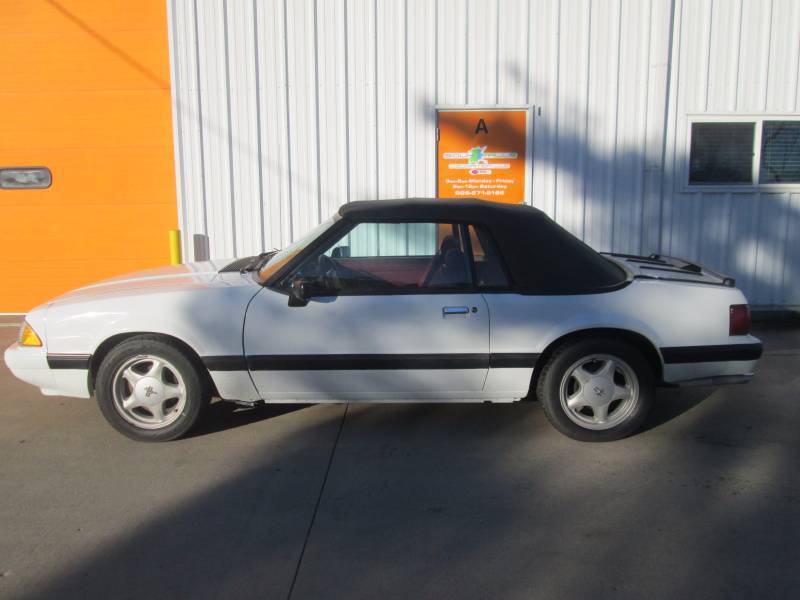 lot 1 image: 1991 Ford Mustang