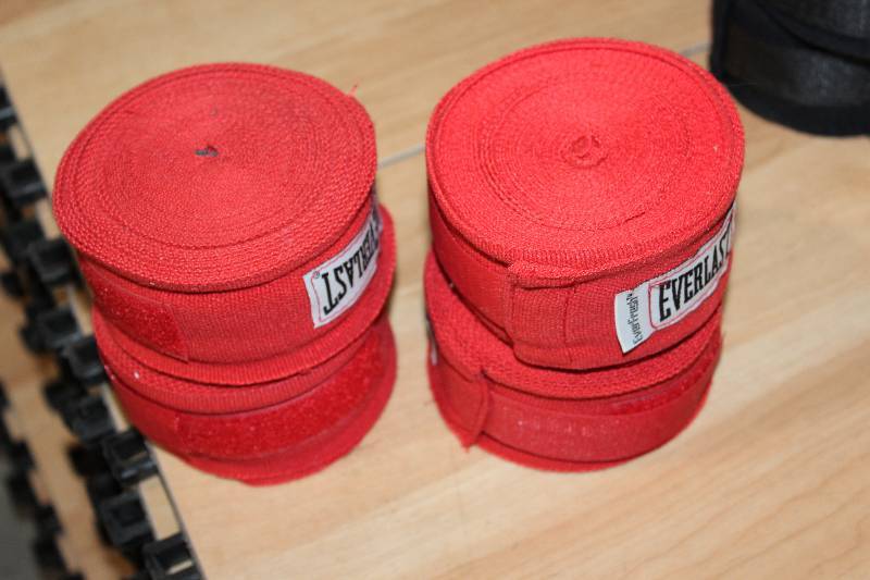 lot 64 image: Lot of (4) pairs Everlast Hand Wrap