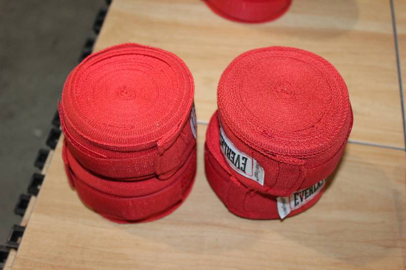 lot 65 image: Lot of (4) pairs Everlast Hand Wrap