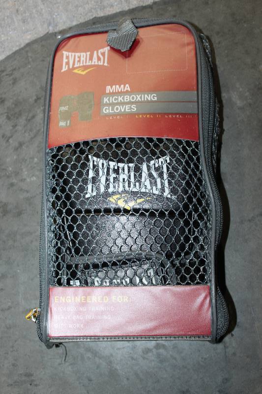 lot 56 image: Everlast MMA Kickboxing Gloves