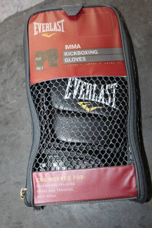 lot 59 image: Everlast MMA Kickboxing Gloves