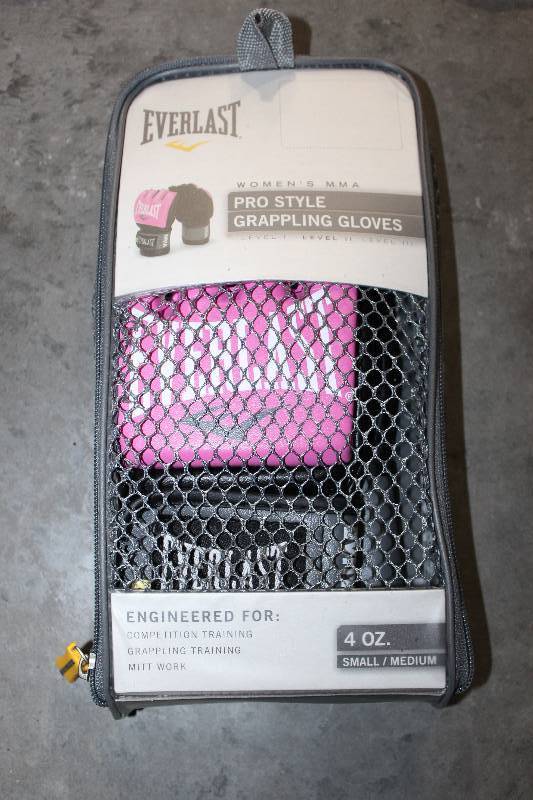 lot 55 image: Everlast Womens MMA Grappling Gloves