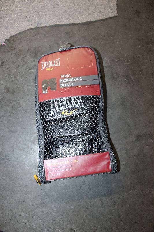 lot 57 image: Everlast MMA Kickboxing Gloves