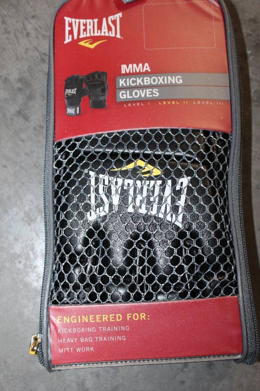 lot 58 image: Everlast MMA Kickboxing Gloves