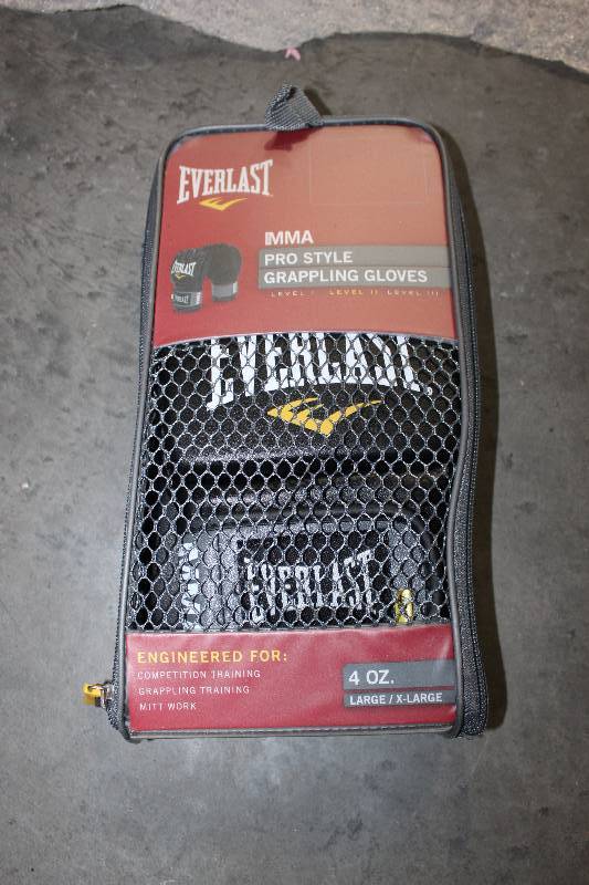 lot 53 image: Everlast MMA Grappling Gloves