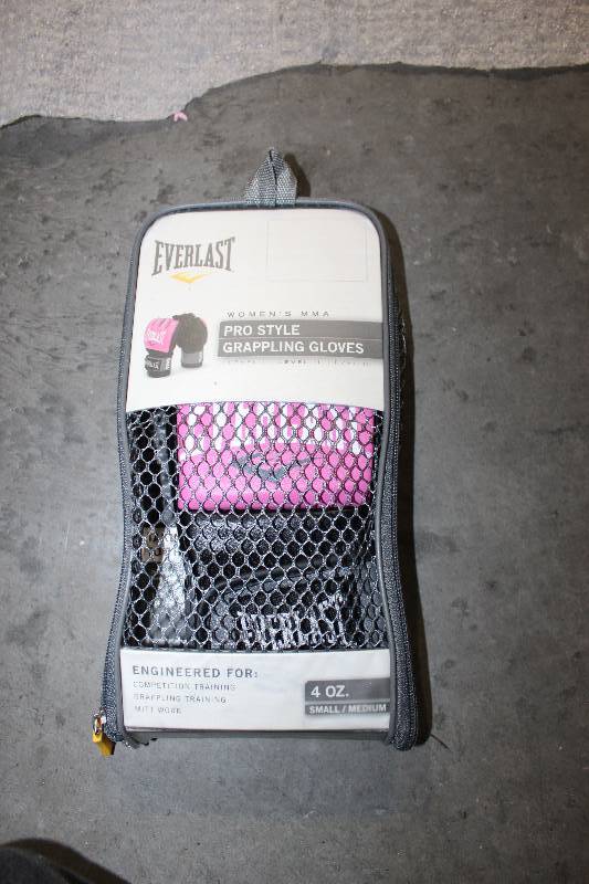 lot 54 image: Everlast Womens MMA Grappling Gloves