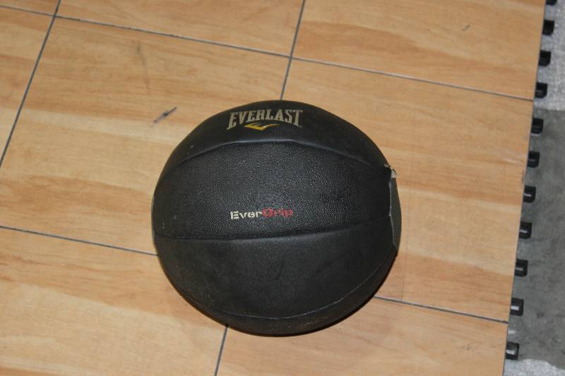 lot 67 image: Everlast Medicine Ball