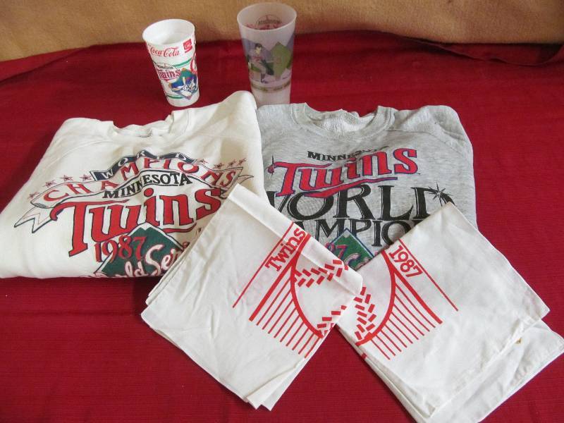 lot 6 image: Twin Champion   sweatshirt