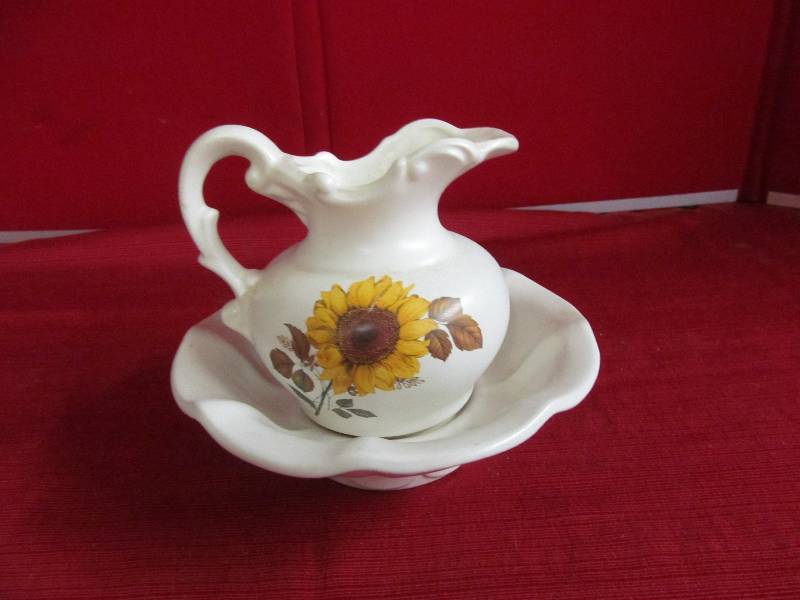 lot 27 image: water pitcher and basin
