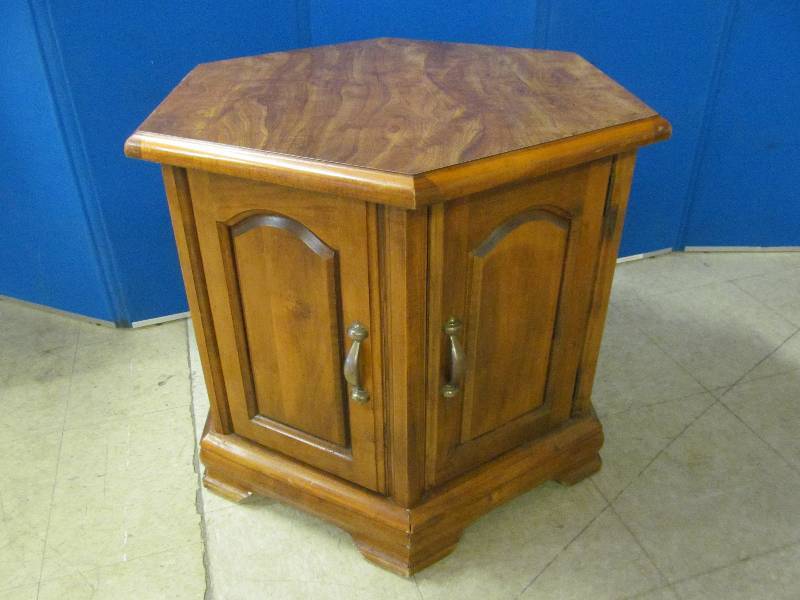 lot 49 image: end table
