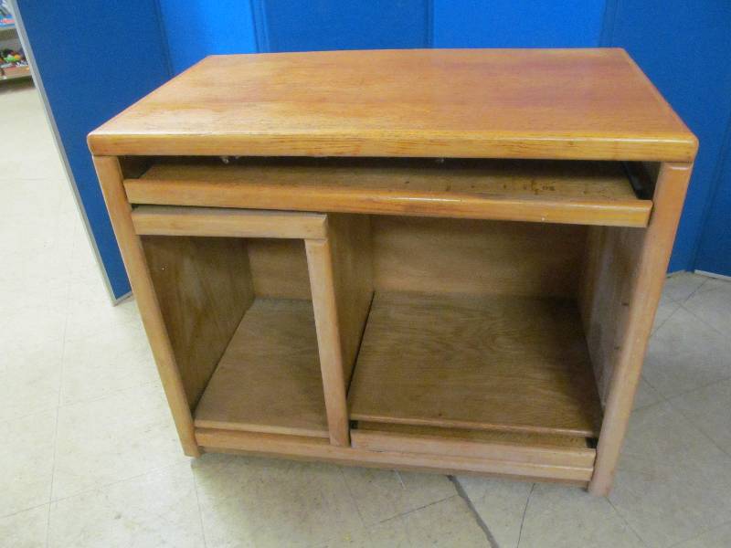 lot 51 image: desk