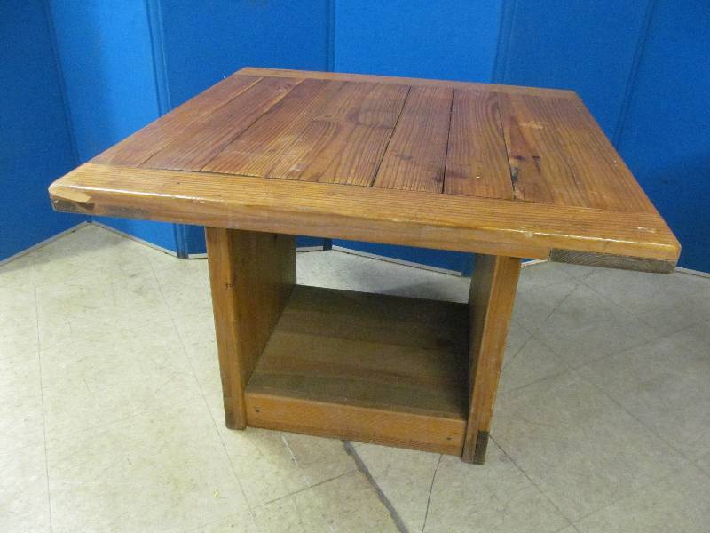 lot 52 image: coffee table