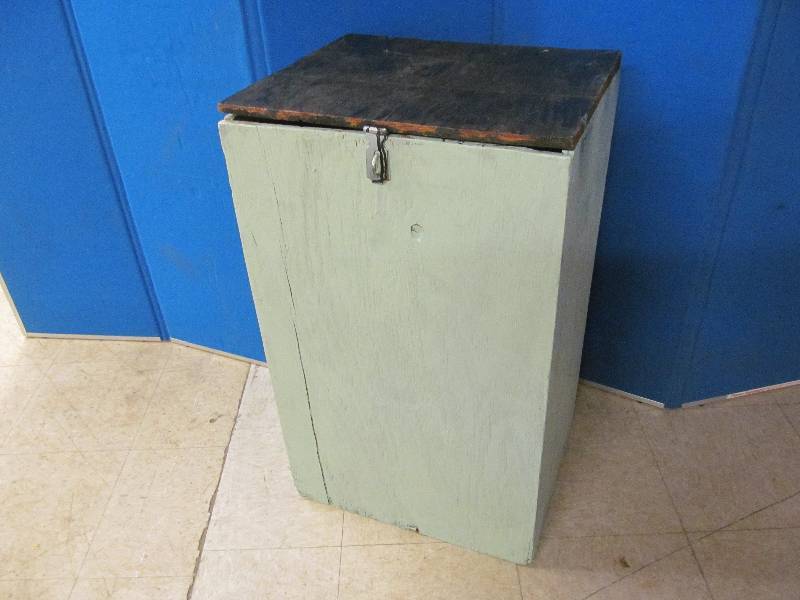 lot 62 image: vintage wooden bin