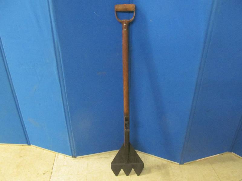 lot 74 image: vintage shingle remover tool