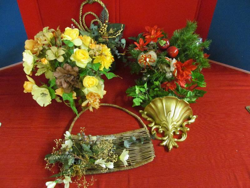 lot 82 image: holiday dcor