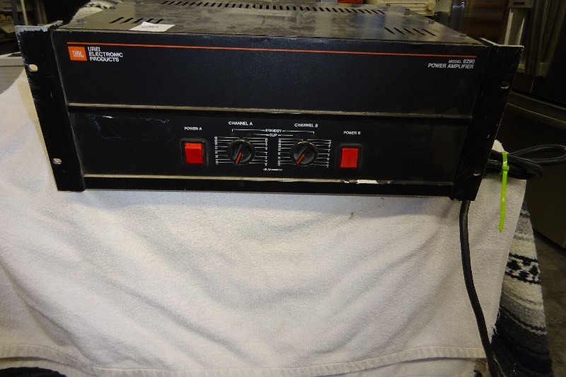 lot 20 image: JBL UREI 6290, Power amplifier 2 channels 300 watt  8 ohm