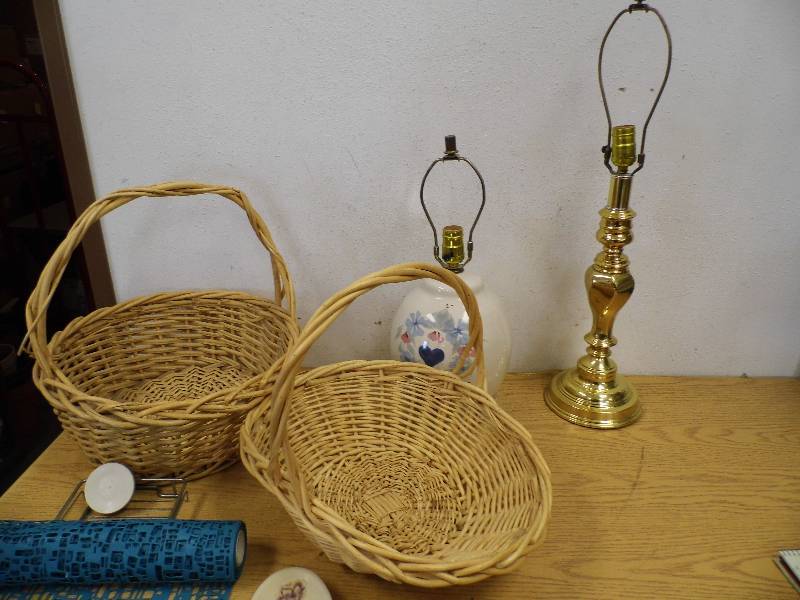 2 Lamps & Baskets
