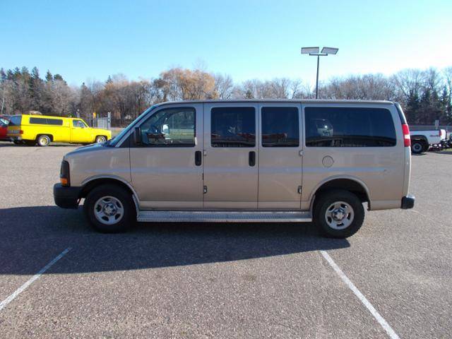 lot 2 image: 2006 Chevrolet AWD Express Passenger Van