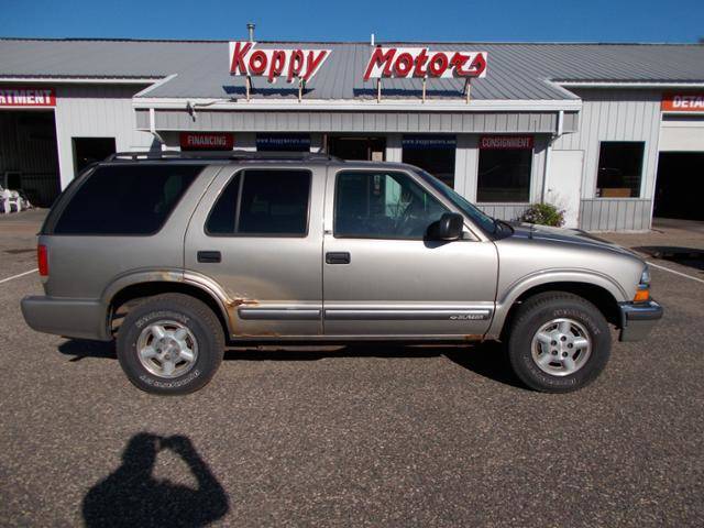 lot 4 image: 2001 Chevrolet Blazer LS