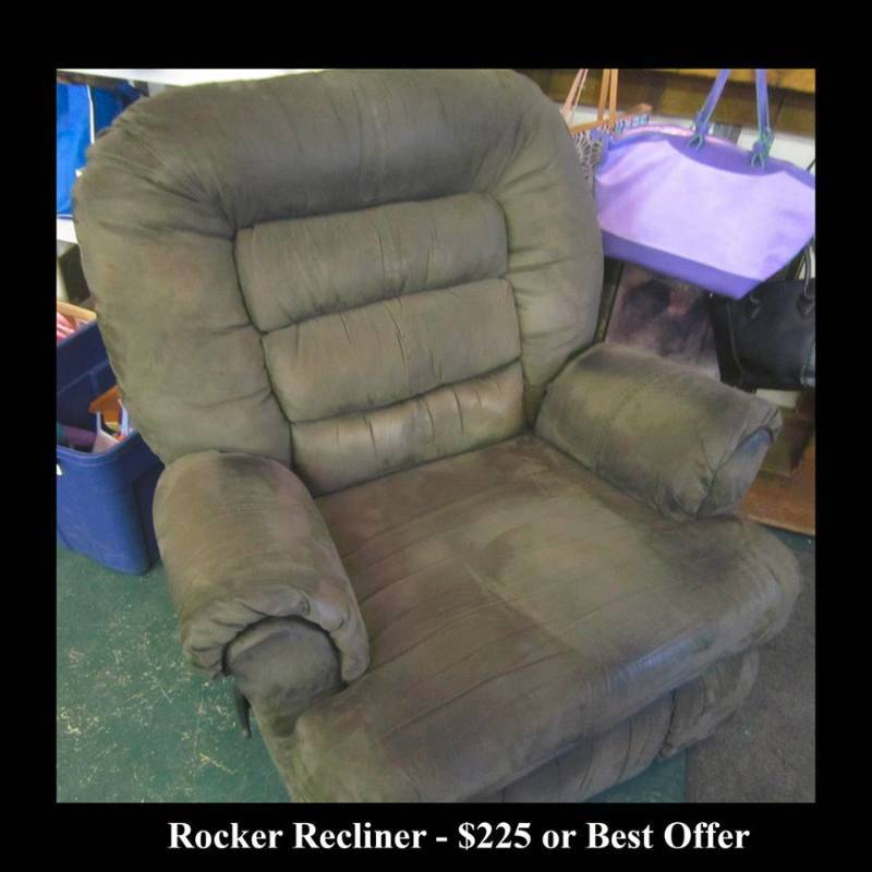 LARGE GREEN RECLINER