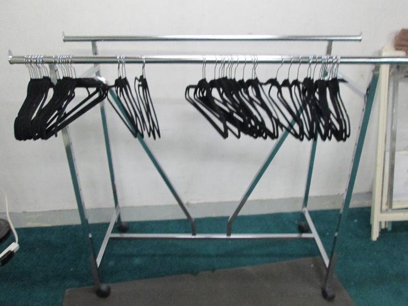 5 foot clothes rack with velvety no...