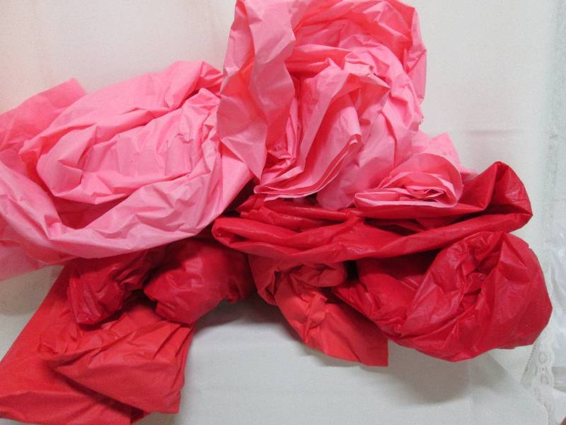 Lot of 8 plastic table cloths pink...