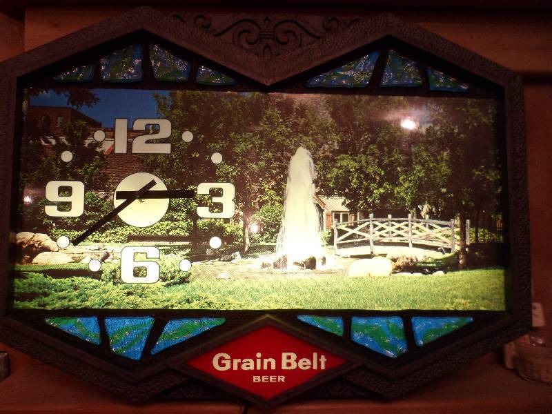 Vintage 1975 Grain Belt Lighted Sign With Clock