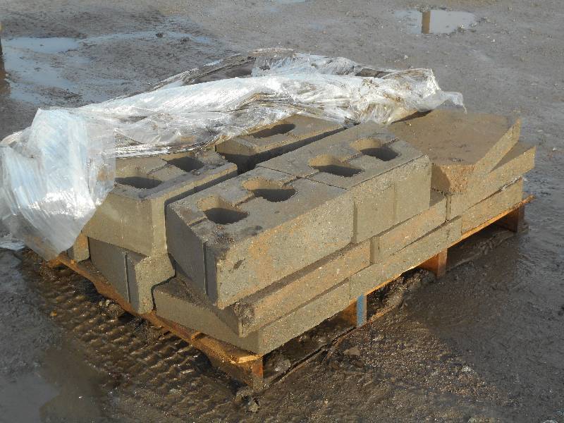 (1) Pallet Of 6 Thick Retaining Wa...