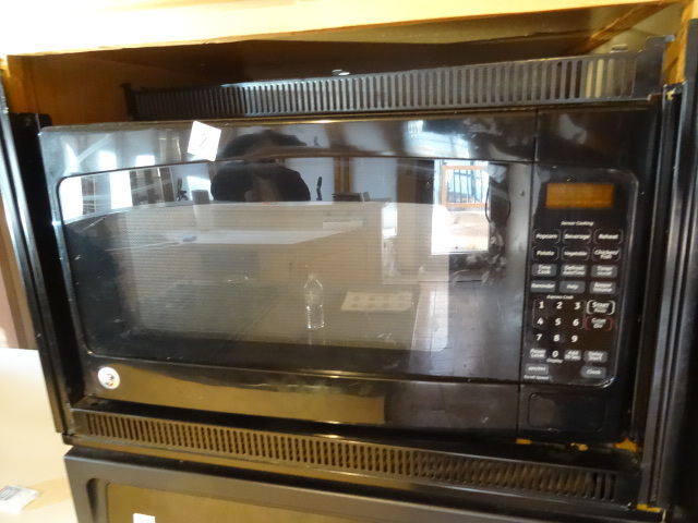 lot 2 image: GE Microwave Black Countertop Microwave