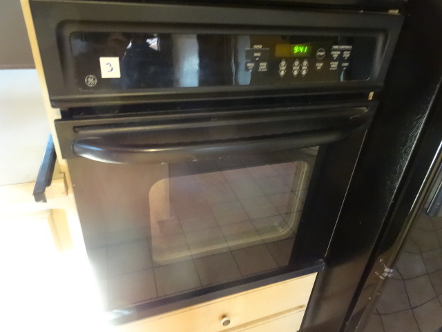 lot 3 image: GE Oven Black