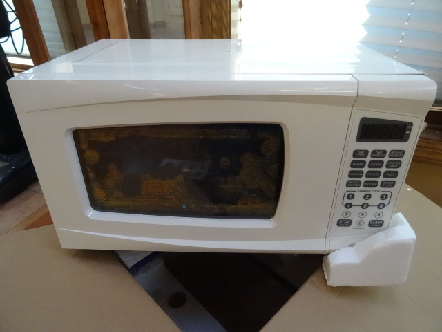 lot 16 image: Rival Microwave 700 watts NEW but check pictures