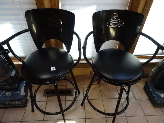 lot 19 image: Stools Black lot of 2