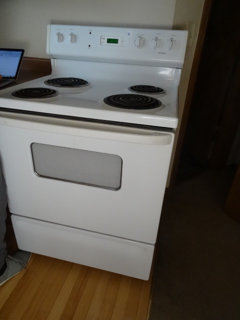 lot 32 image: Hot Point Stove Top 4 burner Electric