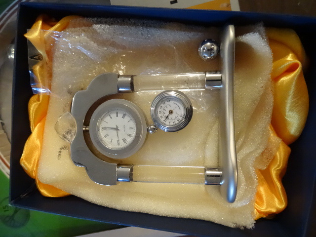 lot 73 image: Clock desktop decoraton Heavy duty