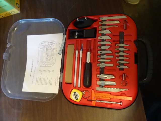 lot 77 image: Knife set New in box