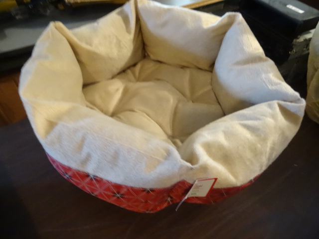 lot 86 image: Holiday time Pet Bed