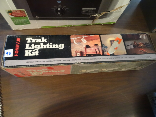 lot 95 image: Trak Light kit New in box