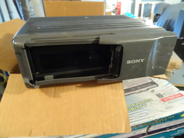 lot 100 image: Sony 10 CD Changer  CDX-434rf