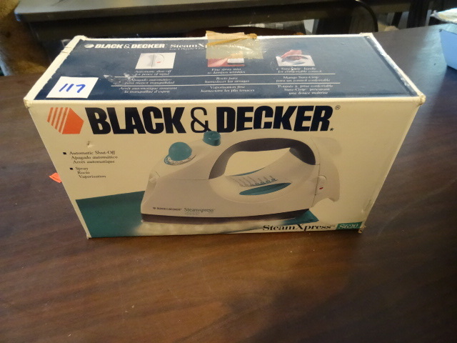 lot 117 image: Black and decker Iron Steam Xpress S620