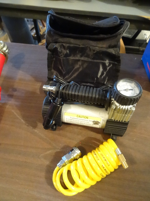 lot 125 image: 12 Volt air Compressor in case