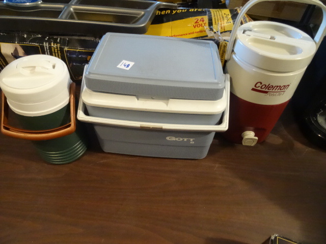 lot 148 image: 1 lunch coolor and 2 drink coolers