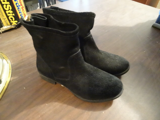 lot 156 image: Me too 7 n 12 Womens new shows $80 retail