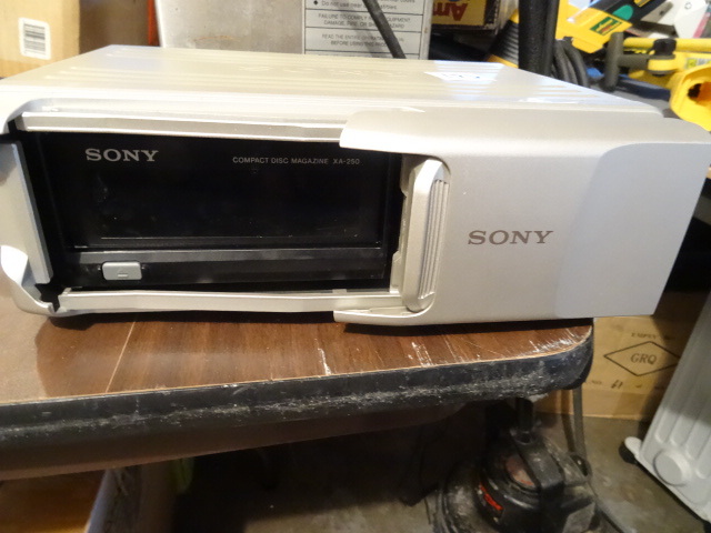 lot 173 image: Sony 10 cd player CDX-505rf