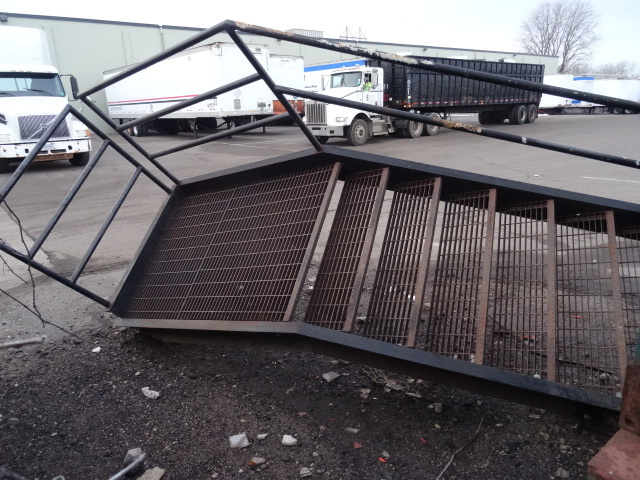lot 4 image: Metal Stairs 137 X 50 X 90