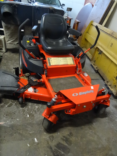 lot 5 image: Simplicity Zero Turn Lawn Mower