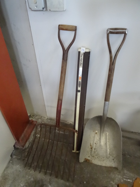 lot 13 image: Silage Fork Scoop Shovel,