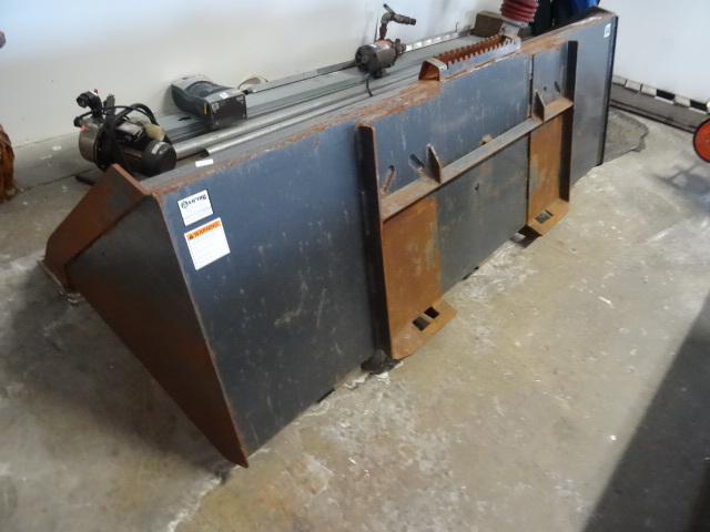 lot 15 image: Virnig 84 Snow Bucket,