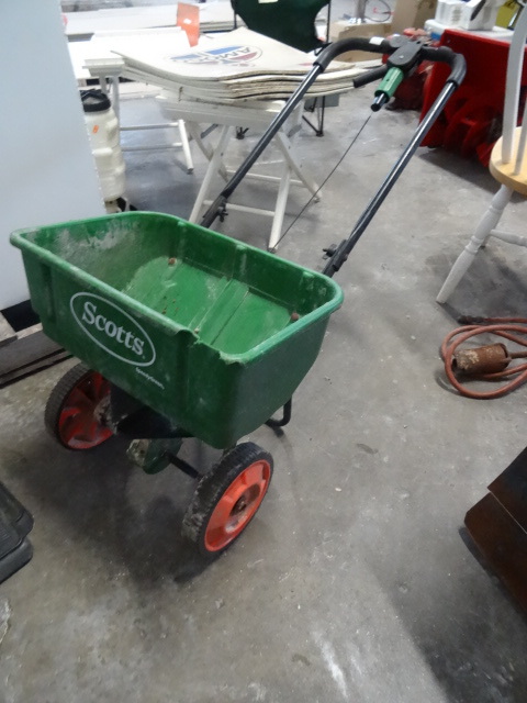 lot 26 image: Scotts Speedy Green Lawn Spreader