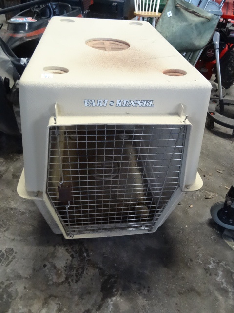 lot 37 image: Vari Kennel 40 X 27 X 30 Extra Large