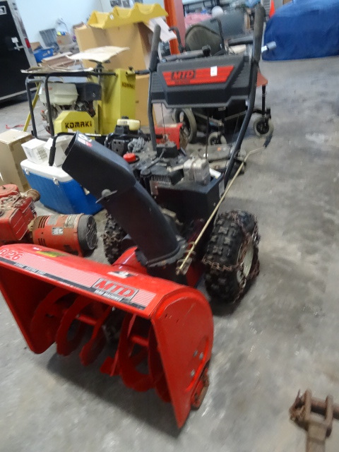 lot 39 image: MTD 8 HP 26 Snow Blower 2 Stage